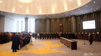 Pelantikan ini sesuai dengan Keputusan Presiden (Keppres) No 87/P.2017 tentang pemberhentian dan pengangkatan anggota DK OJK.