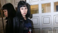 Regina tampil dengan jaket hitam, kaos, dan dress hijau saat menghadiri acara tersebut. Pool/Palevi S/detikFoto.