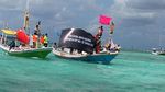 Bendera Setengah Tiang di Kapal Nelayan Masalembu