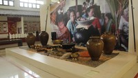 Masyarakat suku Dayak Kalimantan Tengah memandang guci sebagai benda yang penting dan sakral. Tiap guci memiliki motif dan makna tersendiri. (Foto: Noval/detikcom)