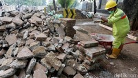 Petugas dari Dinas Bina Marga DKI Jakarta membongkar beton-beton trotoar di kawasan Masjid Istiqlal. 