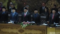 Novanto ada di antara Wakil Ketua DPR Taufik Kurniawan dan Fadli Zon. Foto: Andhika Prasetia/detikcom