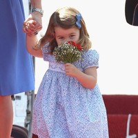 Tiba di Jerman, Putri Charlotte berjalan di samping Kate membawa satu buket bunga dan memberikannya ke salah satu pejabat tinggi di Jerman. Foto: Getty Images