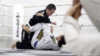Selain itu ia juga berkeliling untuk memastikan para peserta sudah melakukan teknik yang benar dan memberikan pengalamannya saat ia masih aktif menjadi petarung di UFC MMA dulu.