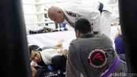 Royce Gracie hadir di Indonesia untuk memberikan pelatihan Mixed Martial Arts dan sekaligus menghadiri grand opening Tatsujin MMA Indonesia yang bertempat di South Quarter TB Simatupang, Jakarta.