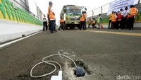 Petugas juga memasang sensor untuk menghitung getaran yang dihasilkan dari truk.