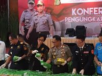 Pakai Rompi Bea Cukai, Sri Mulyani Saksikan Sabu 1 Ton