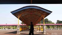 Seorang warga melintas di area terminal.