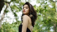 Raline terlihat cantik menawan dengan dress hitam. (Dok. Instagram/ralineshah)