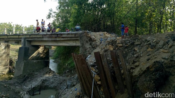 Jembatan Penghubung Antar Kecamatan di Lamongan Putus