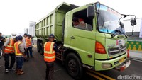Sejumlah petugas melakukan pengujian terhadap jalan layang sepanjang 9,3 Km ini.