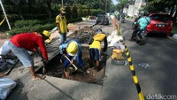 Pekerja melakukan penggalian di tepi Jalan Tentara Pelajar.