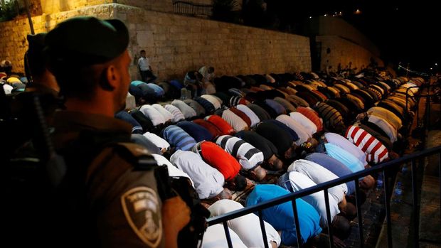 Warga muslim melakukan protes.