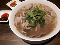 Saigon Delight: Nikmatnya 'Broken Rice' Berlauk Komplet dan <i>Sandwich</i> Ayam Serai yang Wangi