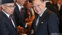 Gubernur BI Agus Martowardojo memberikan selamat.