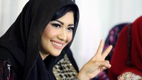 Della bahkan tampak selalu tersenyum saat diabadikan oleh juru foto.
