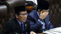 Novanto terlihat mengucek matanya.