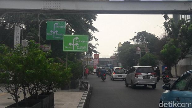 Petunjuk jalan dipasang di beberapa titik untuk menunjukkan arah karena ada pengalihan arus di simpang Matraman