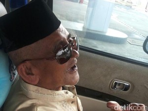 Unik, Mbah Kandar Bonceng Motor Hadap ke Belakang