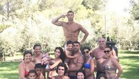 Dalam unggahan terbaru bersama Georgina, Ronaldo tampak kumpul-kumpul sama keluarga besarnya. Lihat deh, perutnya Georgina sudah terlihat hamil besar. Foto: Instagram/@cristiano.