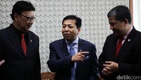 Novanto ditemani Fahri Hamzah berbincang dengan Mendagri Tjahjo Kumolo.