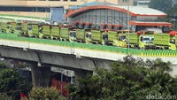 Uji beban jalur TransJakarta Koridor 13 menggunakan 26 truk, Kamis (20/7/2017). Uji beban tersebut mencakup dua jenis, yakni uji beban statis dan dinamis. 