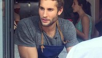 Franco Noriega asal Peru, berkiprah juga sebagai model untuk banyak brand ternama. Wajar saja ia kerap memamerkan badannya, termasuk saat masak. Kini Chef Franco Noriega membuka restoran Peru Baby Brasa di New York. Kesehariannya bisa dilihat dalam akun Instagram @franconorhal.