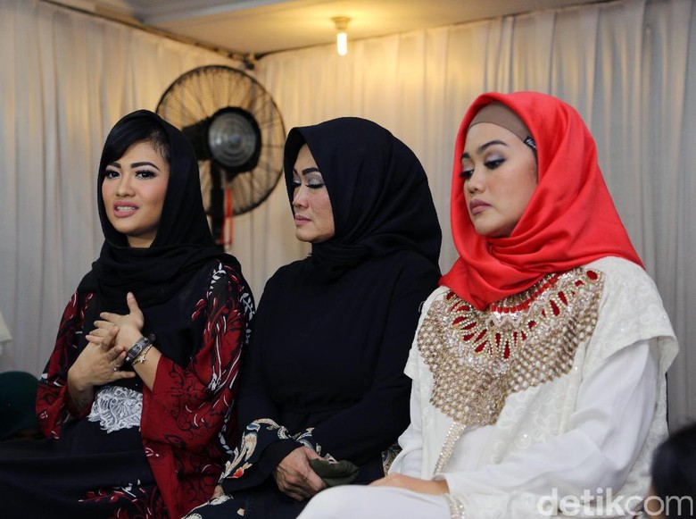 Keluarga Gelar Pengajian di 100 Hari Kepergian Jupe Keluarga Gelar Pengajian di 100 Hari Kepergian Jupe