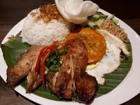 Saigon Delight: Nikmatnya 'Broken Rice' Berlauk Komplet dan <i>Sandwich</i> Ayam Serai yang Wangi
