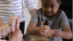 Zion Harvey (10) kehilangan kedua tangannya waktu masih berusia dua tahun. Lewat proses cangkok langka ia pun kini memiliki tangan baru dengan respons baik.