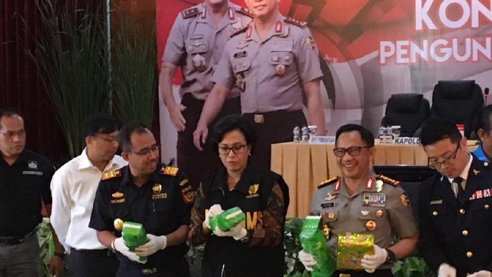 Pakai Rompi Bea Cukai, Sri Mulyani Saksikan Sabu 1 Ton