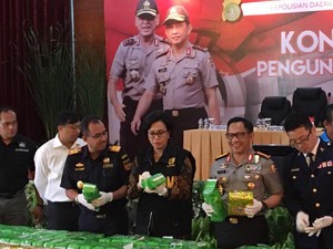 Pakai Rompi Bea Cukai, Sri Mulyani Saksikan Sabu 1 Ton