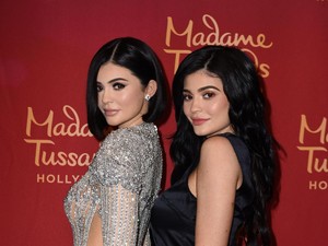 Kylie Jenner Pose dengan Kembaran di Museum Patung Lilin