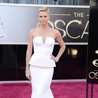 Dari ketidaksengajaan tersebut, di 2017 Charlize kini aktris terkaya di urutan ketujuh. Dia mendapatkan penghasilan sekitar US$ 14 juta atau Rp 199 miliar setiap tahunnya. (Foto: Getty Images)