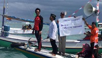 Selain mengibarkan bendera setengah tiang, para nelayan juga membawa poster menolak cantrang. Istimewa/Darul Hasyim Fath.