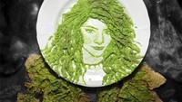 Lorde yang merupakan penyanyi asal Selandia Baru ini juga terlukis di atas piring. Dengan menggunakan buah alpukat, terlihat wajah lorde sedang tersenyum dengan rambut panjangnya. (Foto: Istimewa)