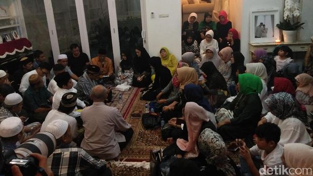 Ririn Ekawati Gelar Tahlilan 40 Harian Meninggalnya Suami