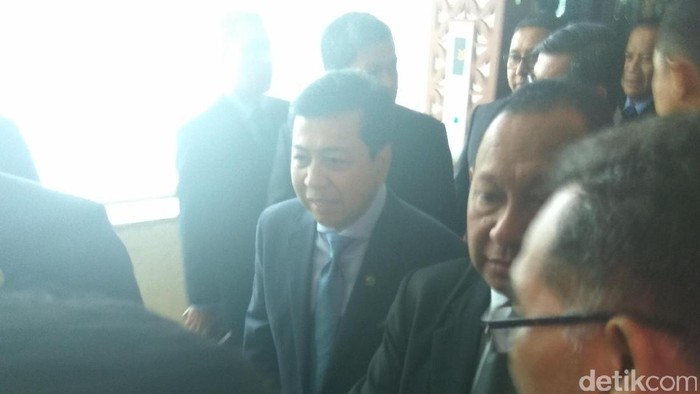 Berstatus Tersangka, Novanto Duduk di Kursi Pimpinan Paripurna DPR