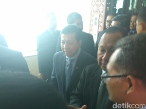 Berstatus Tersangka, Novanto Duduk di Kursi Pimpinan Paripurna DPR