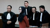 Dalam kasus ini, jaksa dari KPK menyakini Atut memperkaya diri sendiri sebesar Rp 3,8 miliar dan memperkaya adiknya Wawan sebesar Rp 50 miliar.