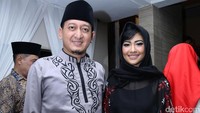 Della tampil dengan kaftan hitam bermotif merah semi transparan di malam itu.