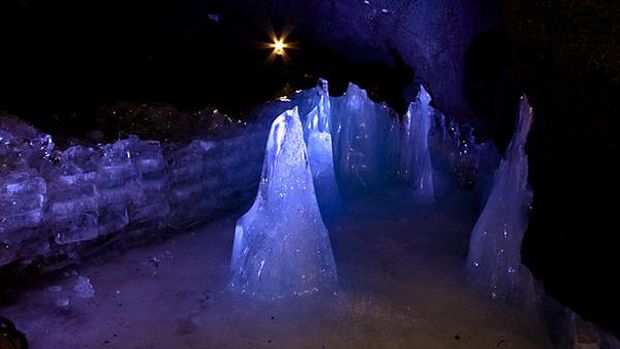 Tiang-tiang es cantik yang terbentuk secara alami di dalam gua (mtfuji-cave.com)