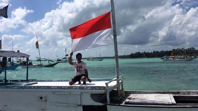 Bendera Setengah Tiang di Kapal Nelayan Masalembu