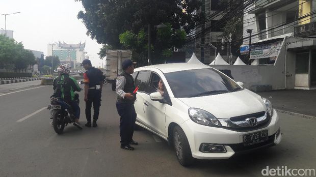 Pengemudi mobil ikut bertanya kepada petugas karena kebingungan
