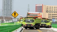 Uji beban dilakukan di jalan layang di atas rel kereta api di Kebayoran Lama, Jakarta Selatan.