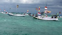 Bendera setengah tiang dipasang di kapal-kapal nelayan sepanjang pesisir Masalembu, Kabupaten Sumenep, Jatim. Istimewa/Darul Hasyim Fath.