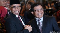 Ketua DK OJK periode 2012-2017 Muliaman D Hadad (kanan) juga hadir. Dia sempat melakukan salam komando dengan Ketua DK OJK periode 2017-2022 Wimboh Santoso.