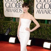 Gaun putih simpel Anne Hathaway. Foto: Getty Images