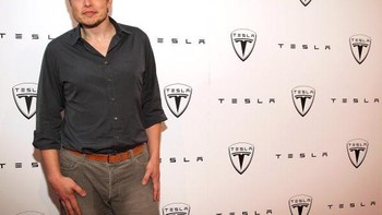 Yang ini bapack-bapack banget ya. Kemeja lengan panjang digulung sampai siku dan celana jeans. Foto: Tesla.