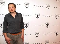 Elon Musk Pakai Baju Santai Bisa, Resmi Juga Bisa
